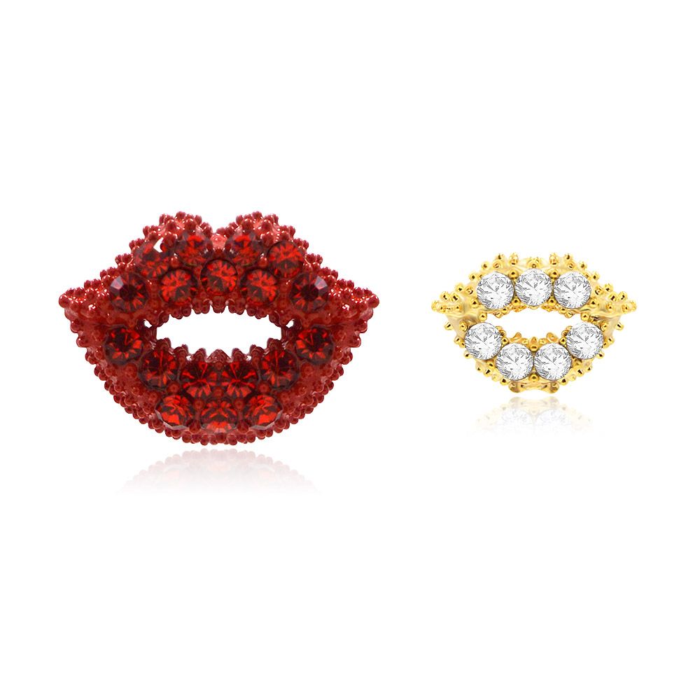 Une paire de boucles d'oreilles en forme de lèvres rouges asymétriques scintillantes, une lèvre rouge et une lèvre dorée avec des pierres précieuses claires, de la collection en gros de JR Fashion Accessories.