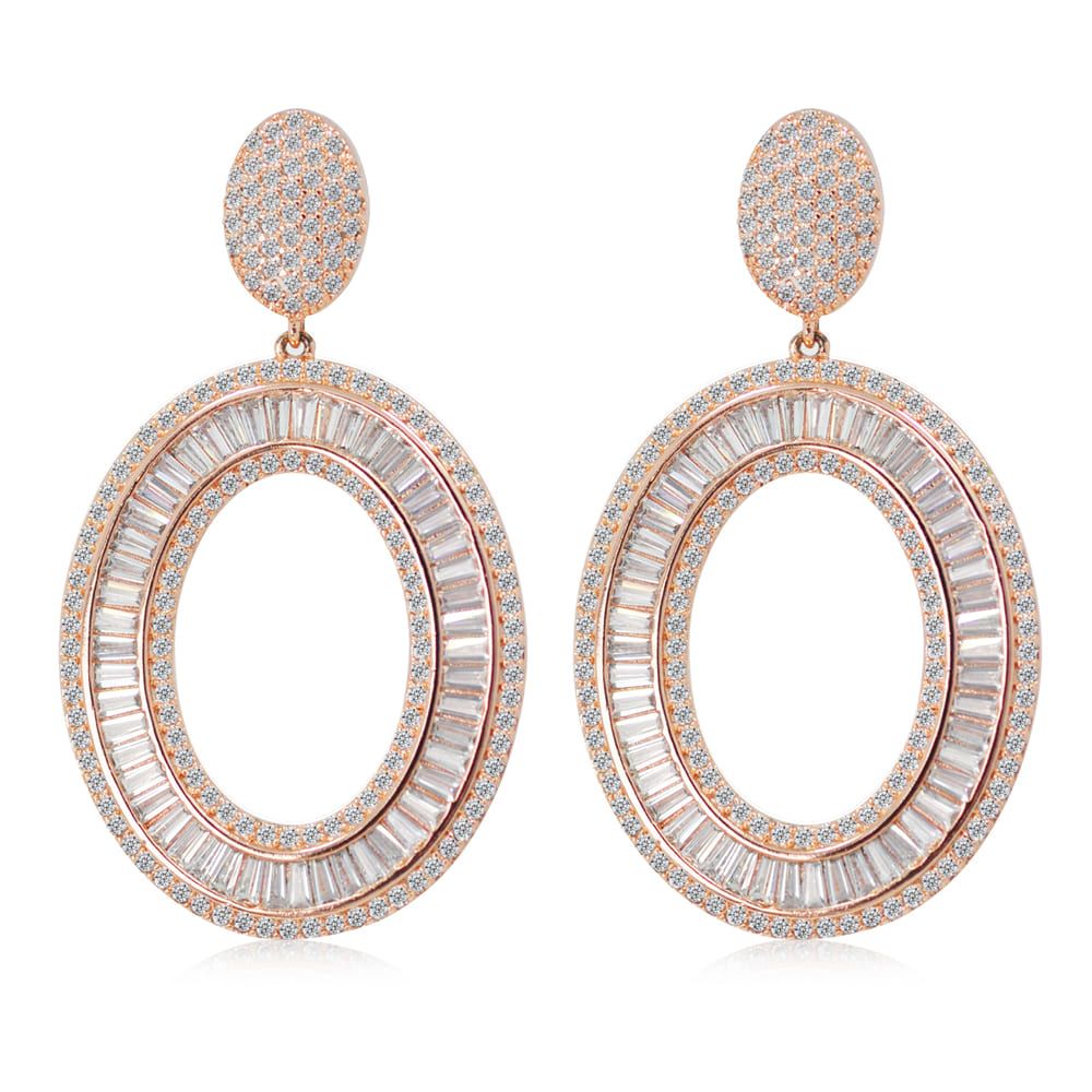 Un par de pendientes Oval Drops Of Fabulous en oro rosa, con un elegante diseño ovalado de doble capa con piedras baguette de circonita cúbica blanca que brillan.