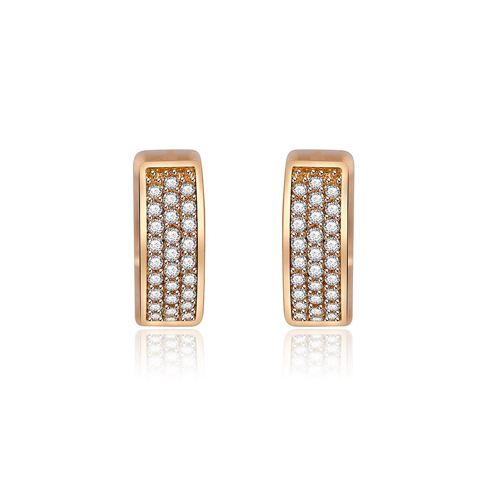 Un paio di orecchini huggie in oro rosa con pavé, ciascuno con 15 scintillanti pietre in zirconia cubica disposte in una griglia 3x5.