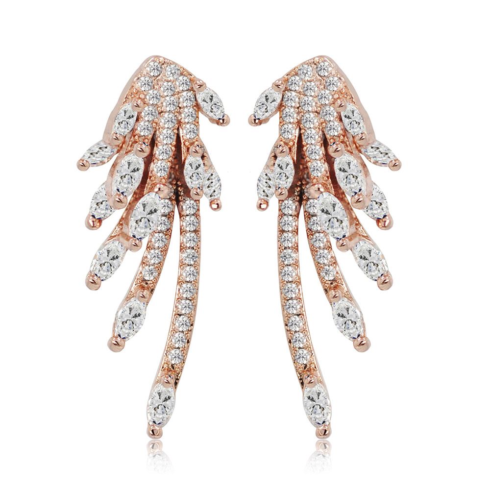 Un primo piano degli orecchini a marquise in CZ chiaro e oro rosa, che mette in mostra il loro intricato design a forma di dito impreziosito da zirconia cubica scintillante.
