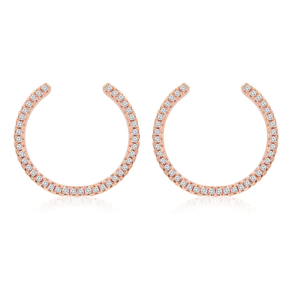 Un primer plano del pendiente de aro abierto en chapado de oro rosa, con un delicado diseño de aro abierto adornado con piedras de circonita cúbica engastadas que brillan.