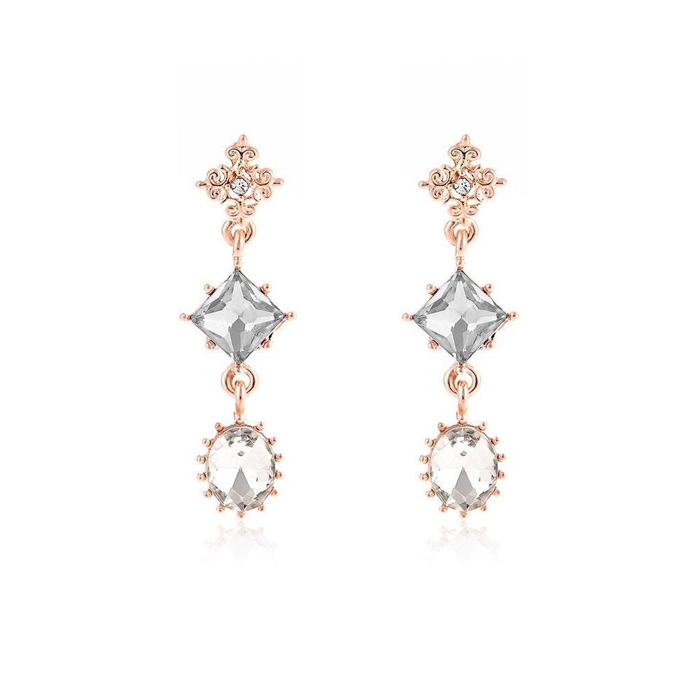 Boucles d'oreilles géométriques pendantes en verre diamant étincelant en or rose, avec un design de pierres précieuses carrées et rondes transparentes.