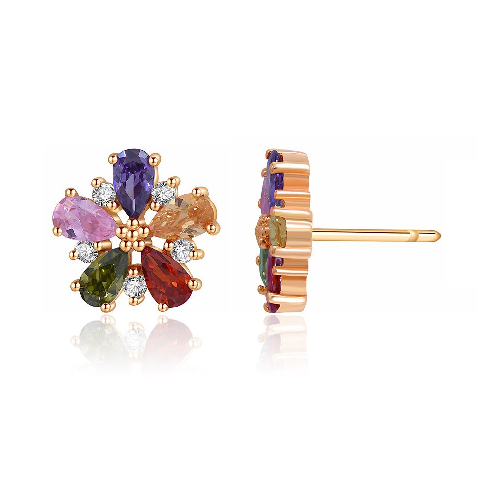 Gros plan de la boucle d'oreille en forme de fleur multicolore en or rose, mettant en avant son design floral complexe avec des pierres en zircon cubique vibrantes et multicolores.