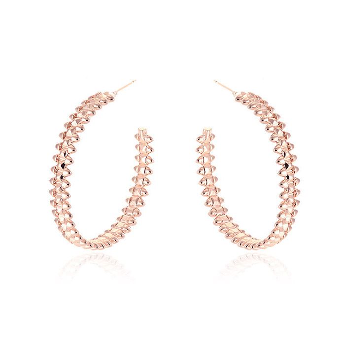 Un primer plano de los aretes de aro texturizados grandes de 40MM en oro rosa, destacando la intrincada textura de eslabones de cadena y el acabado pulido.