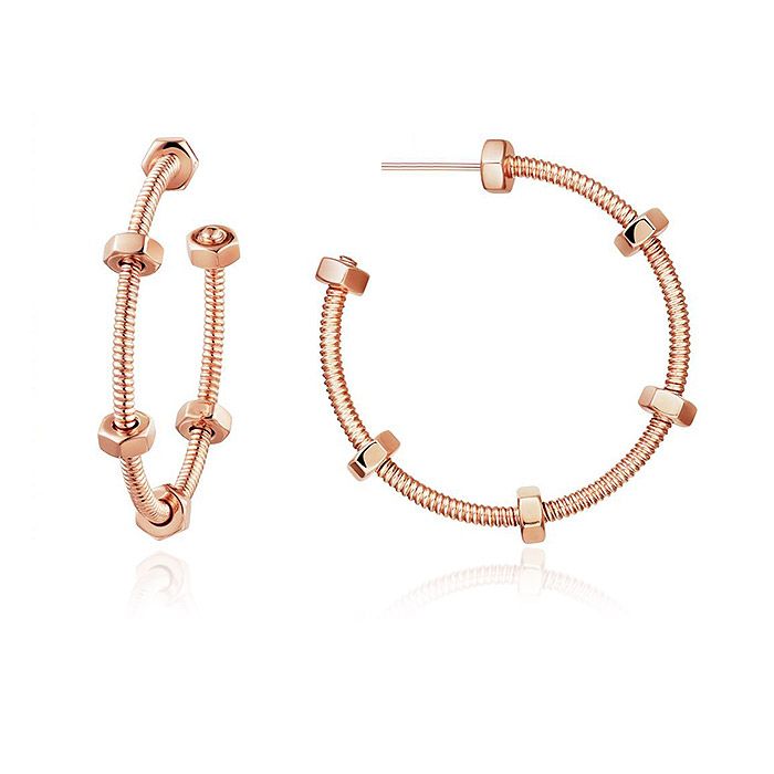 Un par de pendientes de aro geométricos modernos en oro rosa con un diseño de tubo enrollado único, exhibidos sobre un fondo blanco.