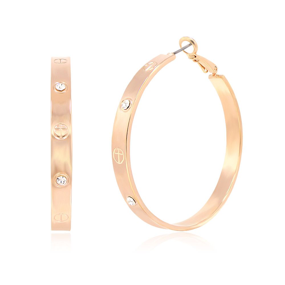 Una vista en primer plano de los pendientes de aro de zirconia cúbica fina en oro rosa, mostrando el acabado pulido en oro rosa y los brillantes acentos de cristal similares a diamantes.