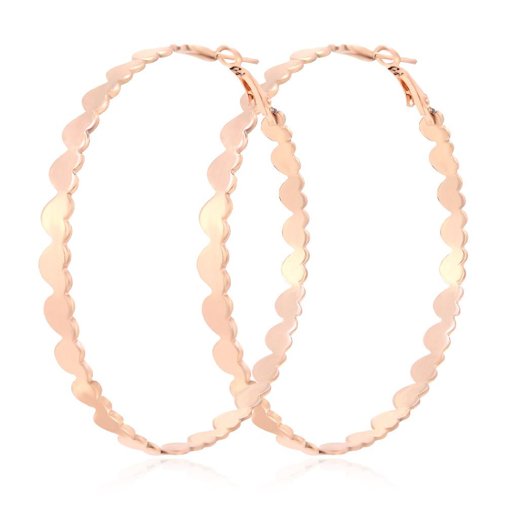 Un par de aretes de aro Endless Love en oro rosa, que muestran su diseño único retorcido y ondulado sobre un fondo blanco limpio.
