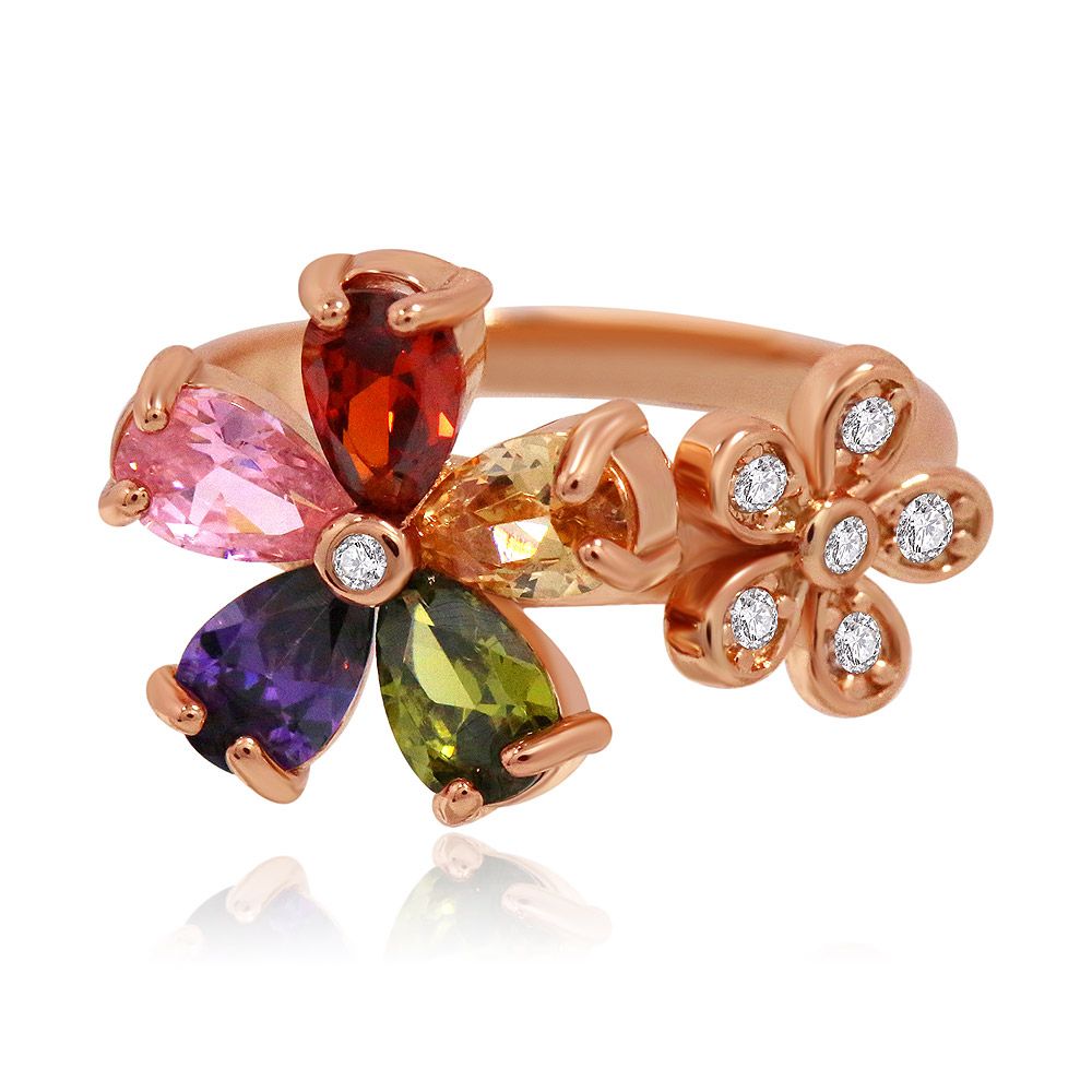 Un primer plano del anillo de banda de doble flor con zirconia cúbica multicolor, mostrando su intrincado diseño chapado en oro rosa con pétalos de piedras preciosas vibrantes y multicolores.