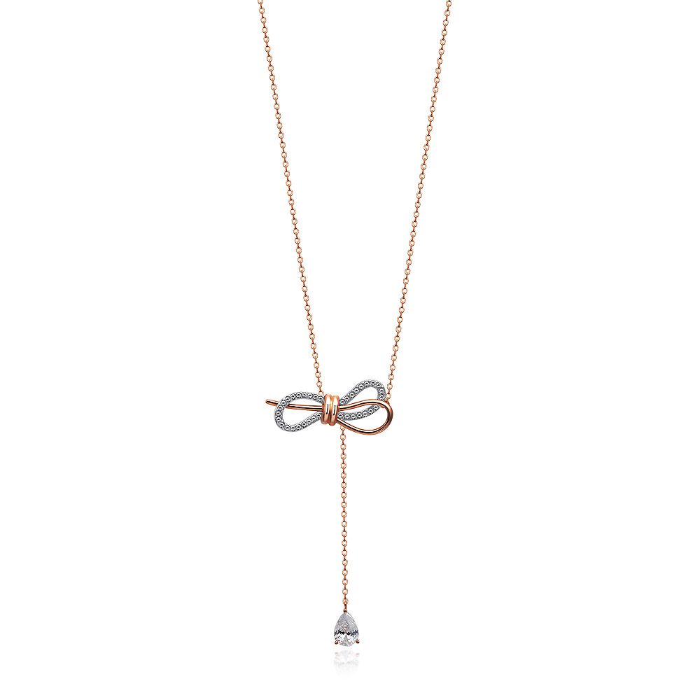 Um deslumbrante colar de pingente de laço amarrado em ouro rosa e ródio bicolor, apresentando um laço cravejado de zircônia cúbica e um cristal em forma de gota pendente.