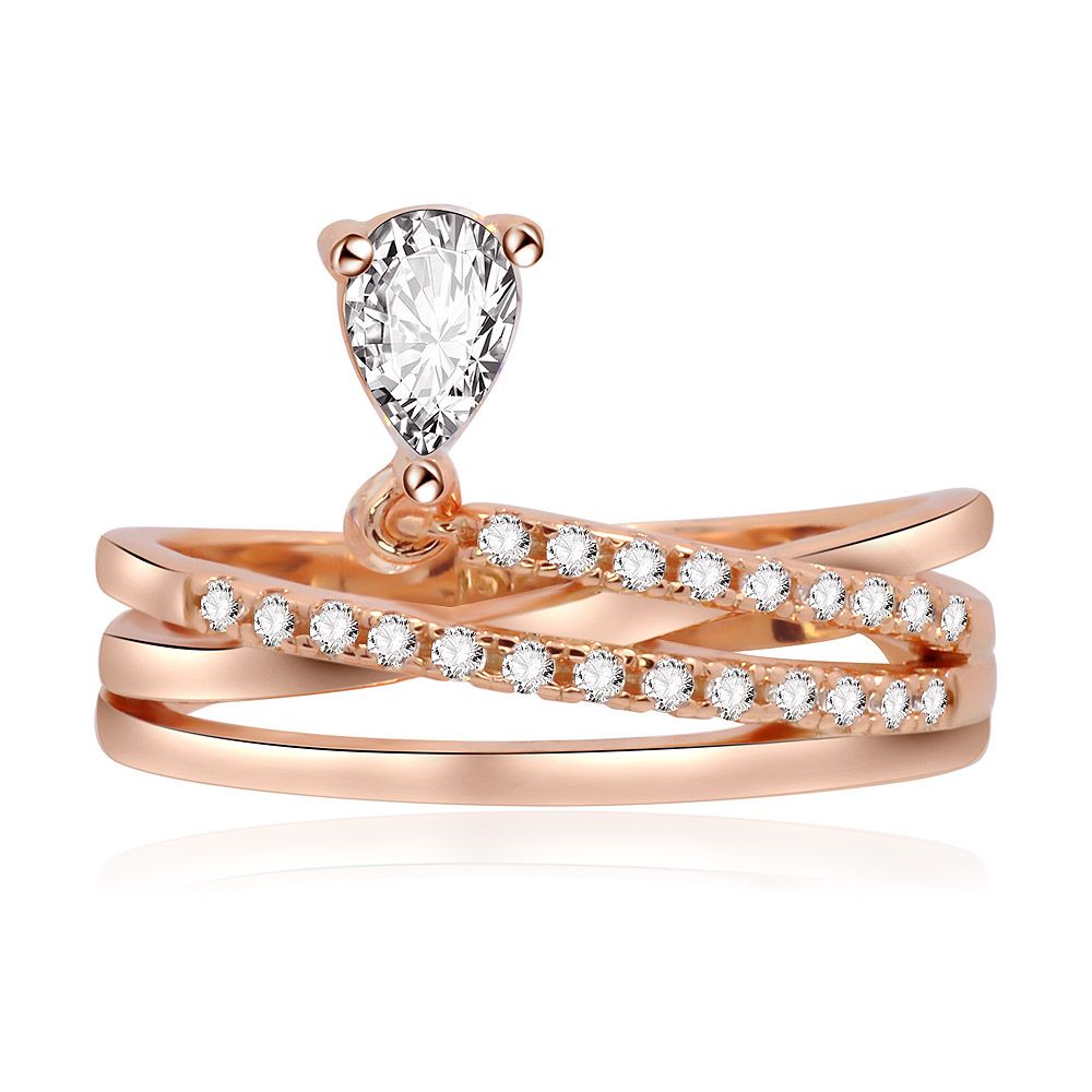 Un primo piano dell'anello nuziale a goccia, che evidenzia la brillante pietra in zirconia cubica a forma di pera e il design intrecciato dell'anello placcato in oro rosa.