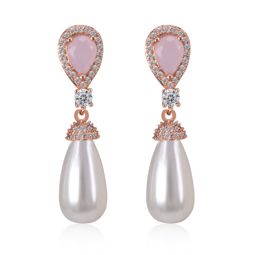 Une paire de boucles d'oreilles Dangle With Delight In Pink, présentant une perle en forme de goutte suspendue à des sertissages en or rose ornés de zircon cubique blanc et d'une pierre en verre opale rose.