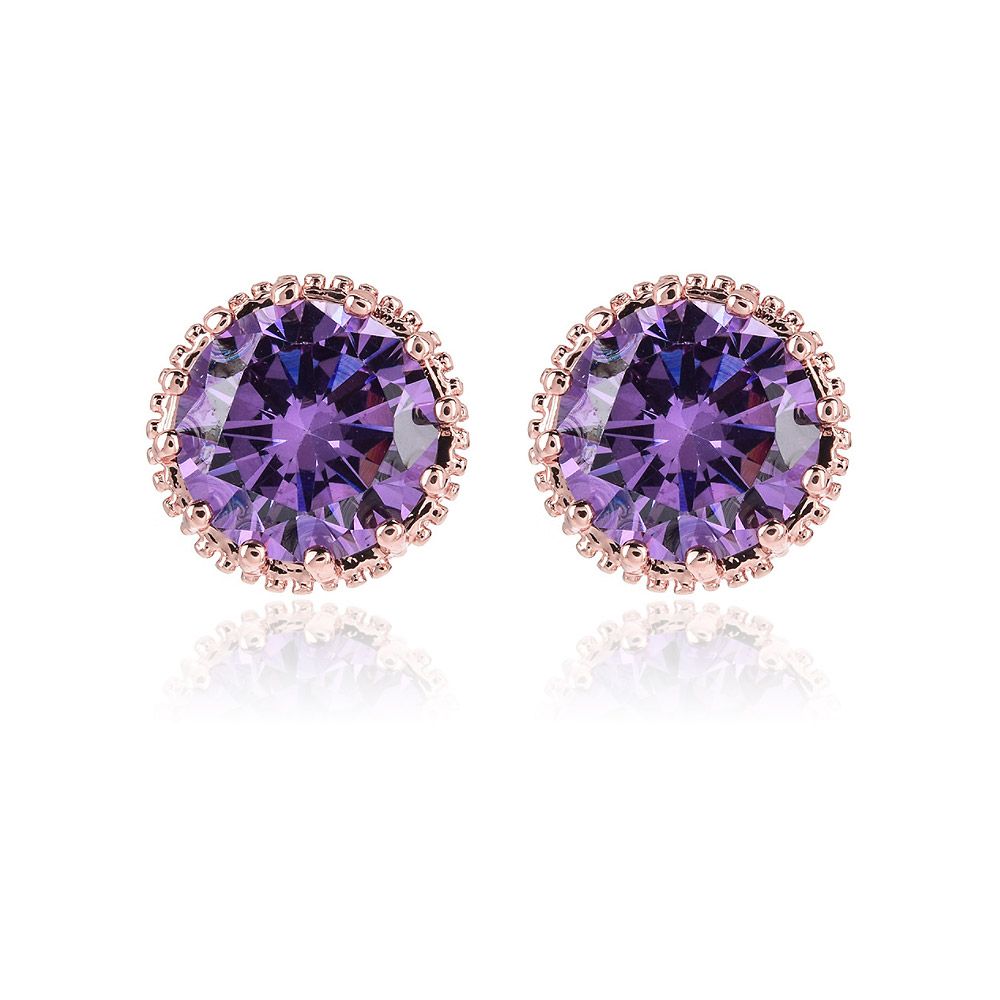 Une paire de boucles d'oreilles à clou en couronne en or rose, avec une pierre précieuse en zircon cubique violet rond étincelant sertie dans une couronne élégante.