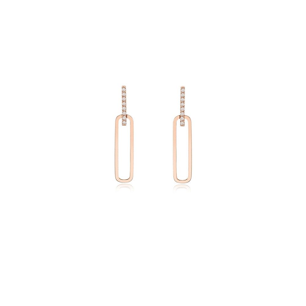 Une paire de boucles d'oreilles en or rose en forme de rectangle avec des boucles rectangulaires et des accents en zircon cubique étincelants sur le dessus.