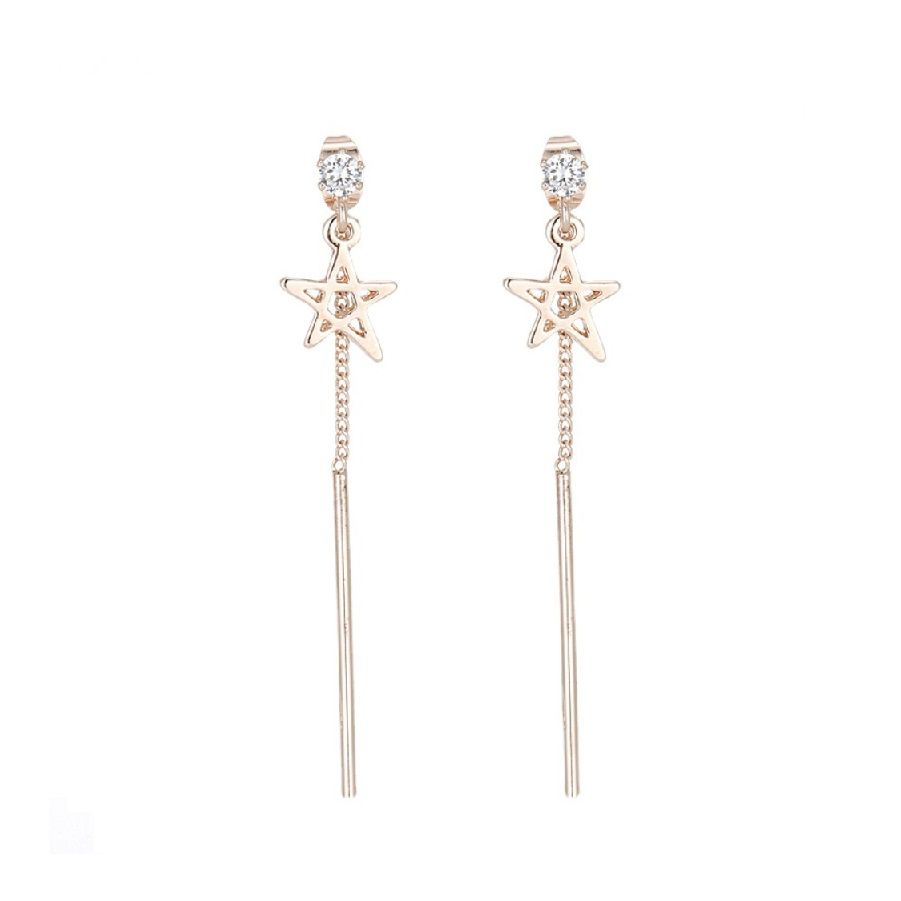 Närbild av Star Chain Dangle Line Earrings i roséguld, med en stjärnform och delikata fransar samt glittrande kubisk zirkonia.
