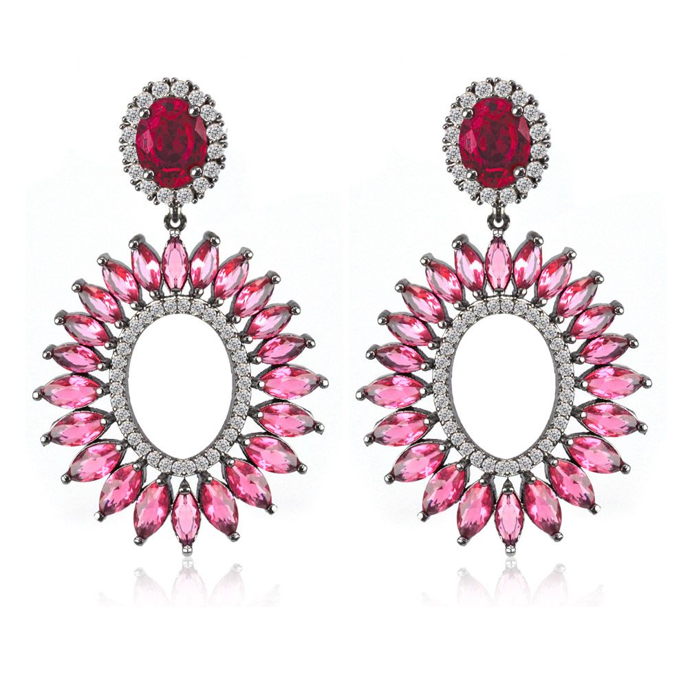 Een paar sierlijke Red Radiant CZ Oorbellen met rode en roze edelstenen en heldere cubic zirconia, gezet in een symmetrisch, donker hematiet-geplateerd metalen ontwerp.