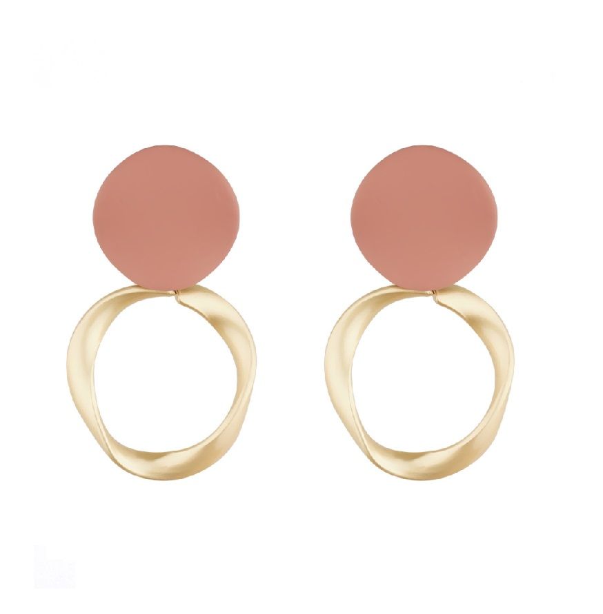 Une paire de boucles d'oreilles pendantes roses et dorées mates (JRE-107) avec un design moderne, des cercles en époxy couleur saumon et de belles créoles dorées.