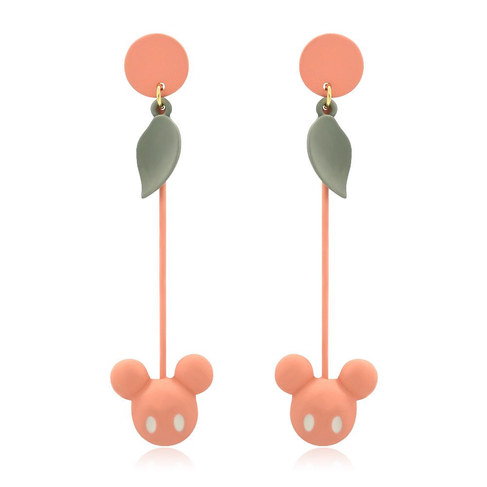 Un par de pendientes colgantes inspirados en Disney que presentan un charm de cabeza de Mickey Mouse en color rosa salmón con acentos en verde oliva, fabricados en latón chapado en rodio.