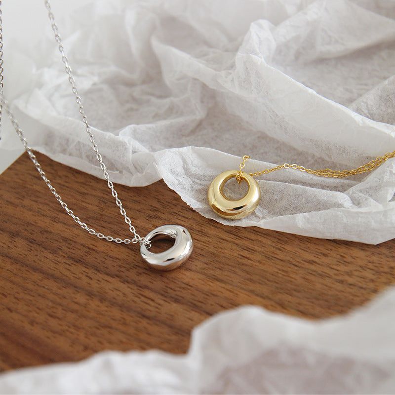 Colliers minimalistes bicolores en argent sterling 925 et plaqué or 18K, avec un pendentif rond géométrique. Idéal pour les collections de bijoux en gros.