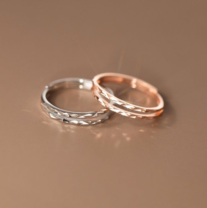 Une paire d'anneaux simples facettés en argent sterling 925, l'un en argent et l'autre en or rose, mettant en valeur le design ajustable et anti-tarnish de JR Fashion Accessories.