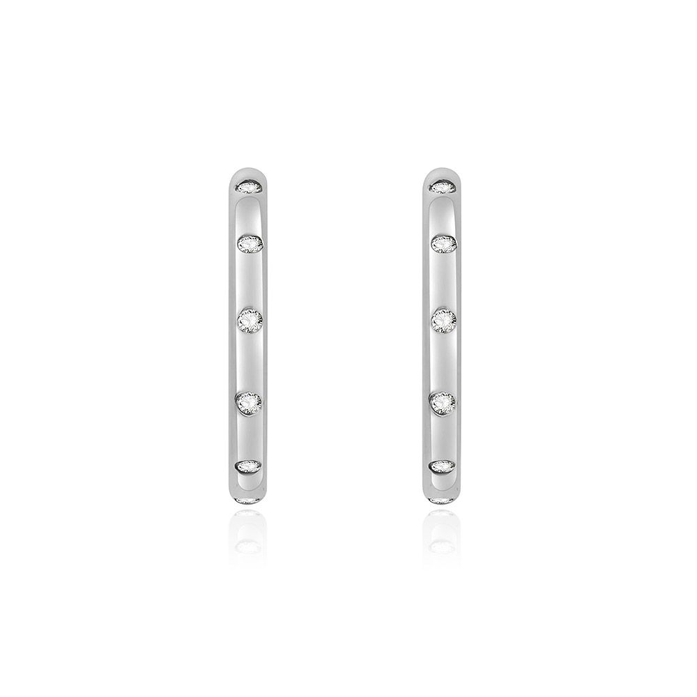 Un paio di orecchini a perno Better Half Dot in argento sterling 925, con un design a barra e zirconia cubica bianca scintillante.