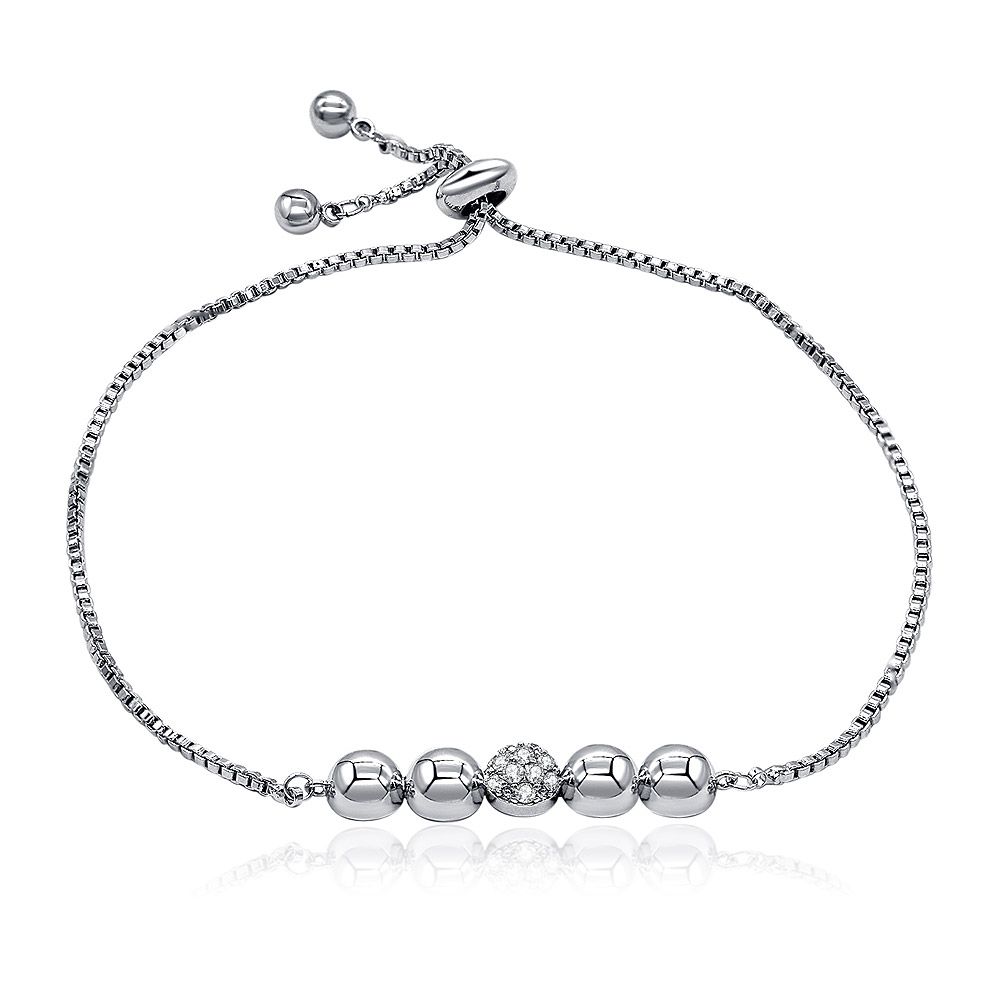 Primo piano del bracciale regolabile con ciondolo a perla in zirconia cubica, mostrando la fascia in metallo tono argento e la perla centrale testurizzata con perle di accento più piccole.