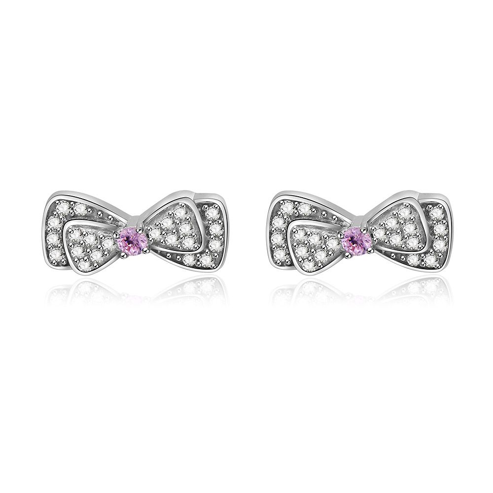 Een paar Mini Zilveren Strikstud Oorbellen in 925 sterling zilver, met een centrale roze cubic zirconia en heldere kristalaccenten, op een schone witte achtergrond.