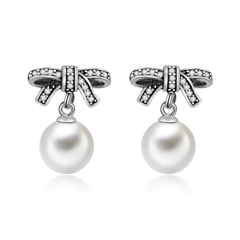 Eleganti orecchini a perno in argento sterling 925 a forma di fiocco con una perla di conchiglia bianca pendente e zirconia cubica.
