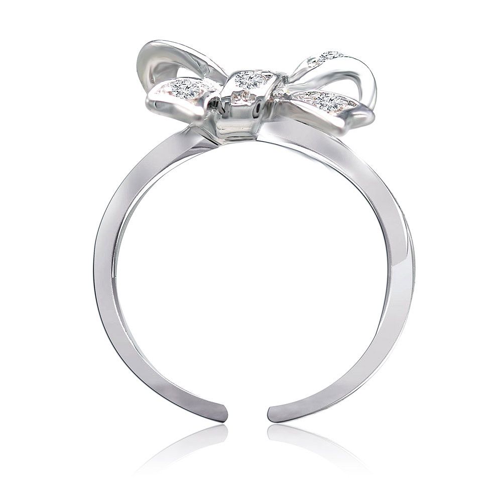Vista frontal del anillo Neat As A Bow, destacando las piedras de zirconia cúbica pavé brillantes en el diseño de lazo y la elegante banda chapada en rodio.