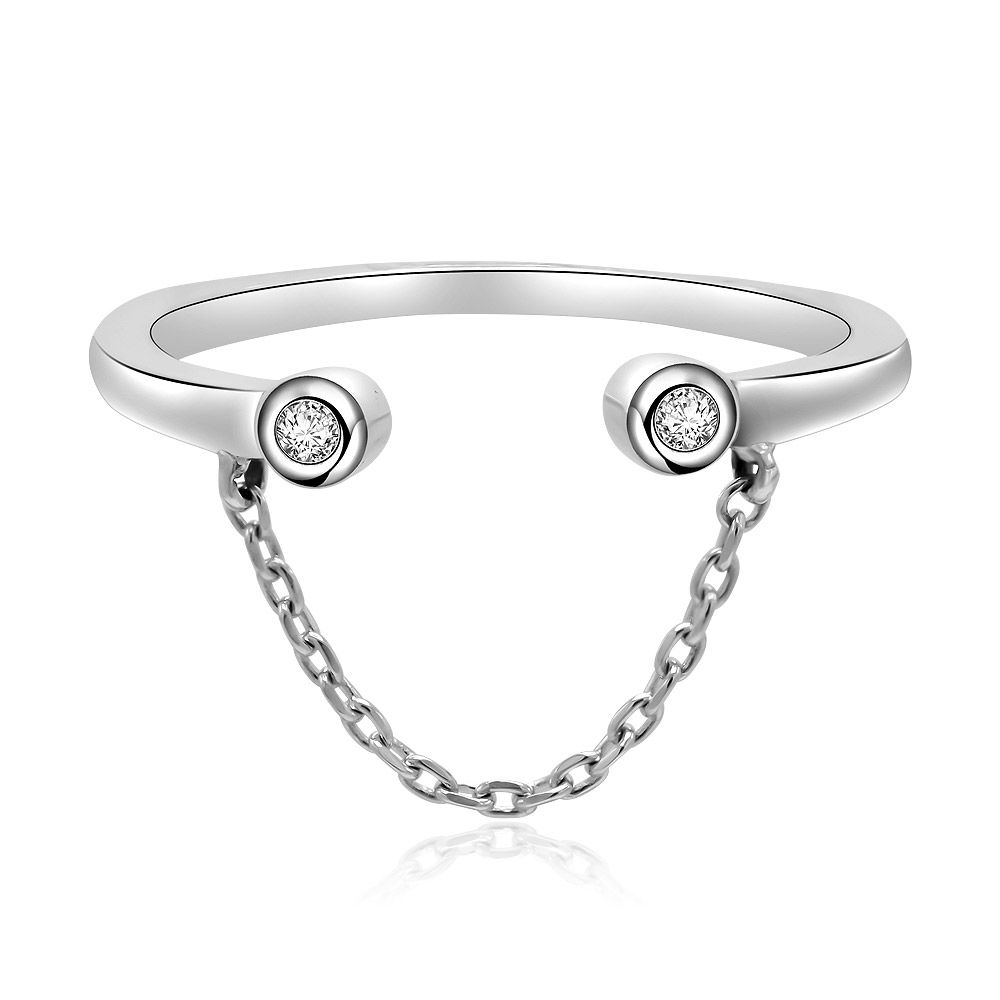 Vista frontale dell'anello a catena pendente in CZ in argento sterling 925, che mette in mostra lo scintillante zirconia cubica e il delicato dettaglio della catena.