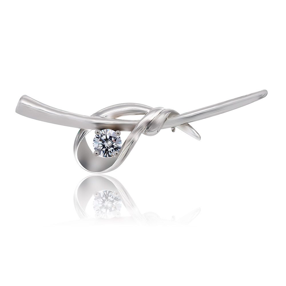عرض أمامي ل brooch زركونيا مكعبة على شكل ربطة عنق، يبرز تشطيبه المطلي بالروديوم والحجر المتلألئ المركزي.