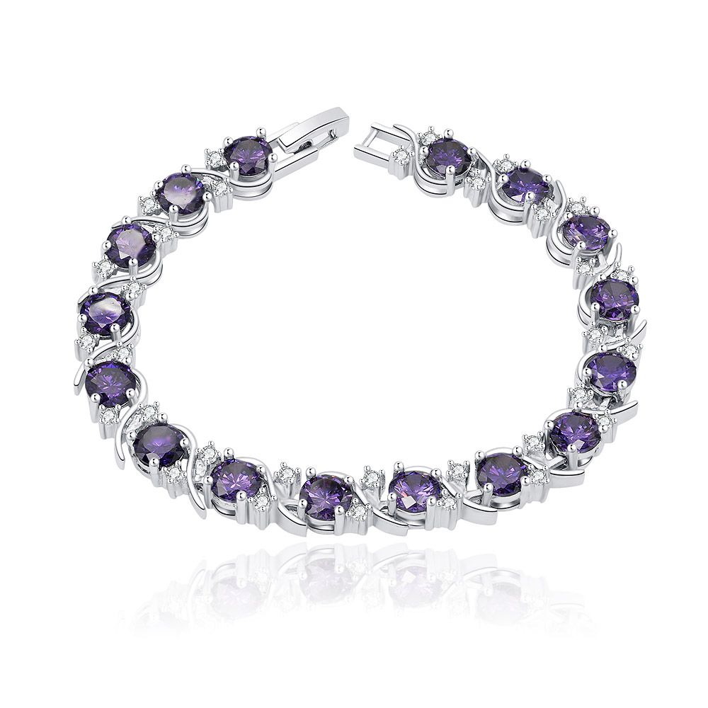 لقطة مقربة لسوار Purple Wave CZ، تعرض تشطيبه المطلي بالروديوم مع أحجار زركونيا مكعبة بنفسجية وشفافة بالتناوب.