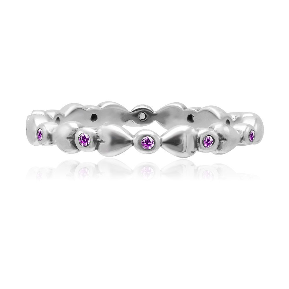 Vista frontal del Anillo de Enlace en Forma de Corazón Baño de Plata, exhibiendo su patrón continuo de enlaces en forma de corazón y una piedra central de circonio cúbico rosa en una banda de plata esterlina 925.