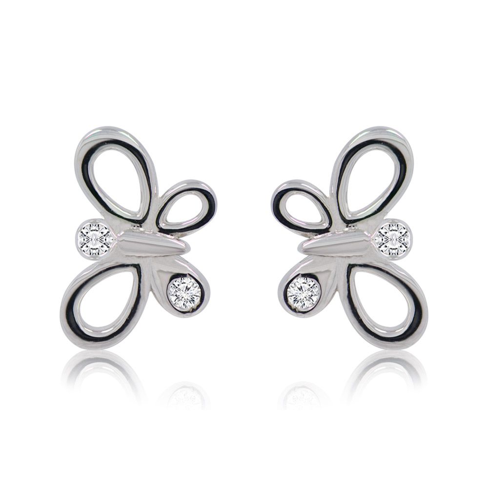Un gros plan des petites boucles d'oreilles en forme de papillon Queen, mettant en valeur le design complexe de papillon avec des pierres en zircon cubique blanches étincelantes sur une base en laiton plaqué rhodium.