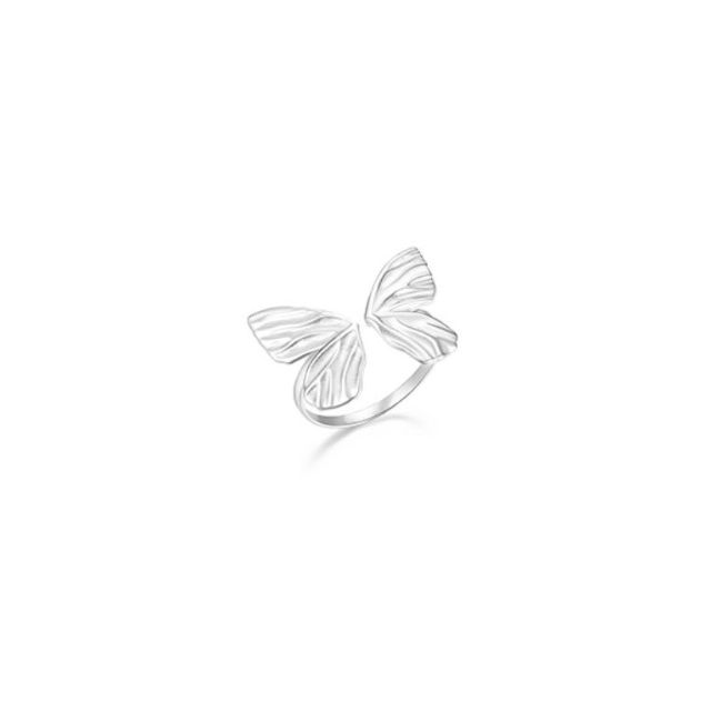 Een gedetailleerde close-up van een 925 sterling zilveren vlinder ring met textuurvleugels op een witte achtergrond.