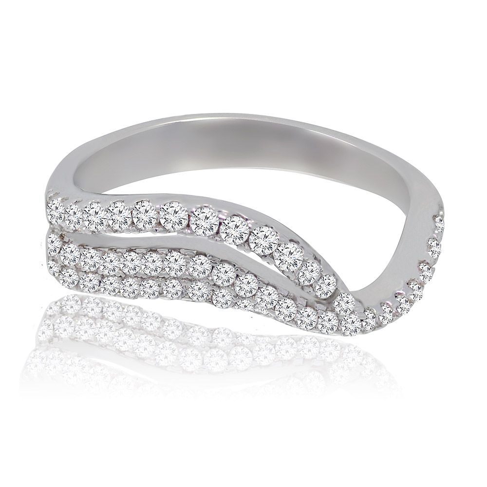 En närbild av Curved Wave CZ-ringen, som visar upp dess silverkryssande design med tre rader av gnistrande cubic zirconia stenar.