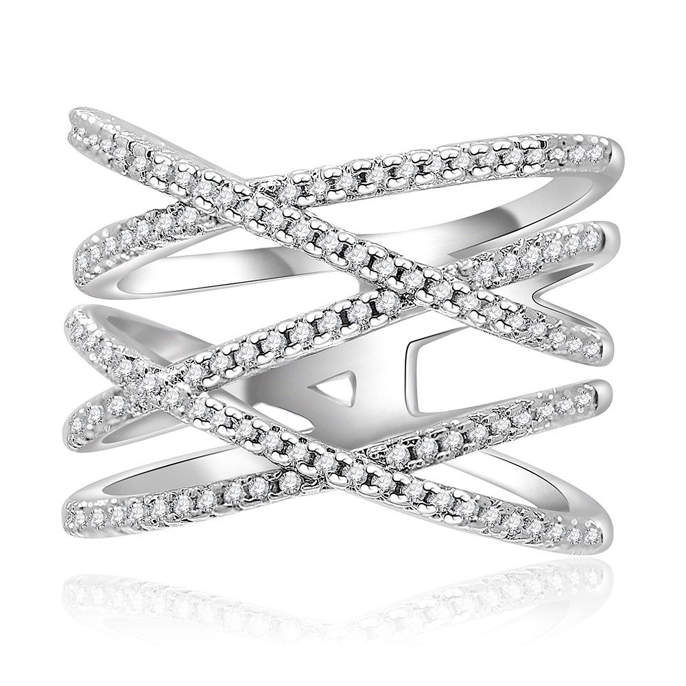 Un primo piano dell'anello Wide Crossover X Bliss, che mette in mostra il suo intricato design a incrocio in argento decorato con scintillanti pietre di zirconia cubico.