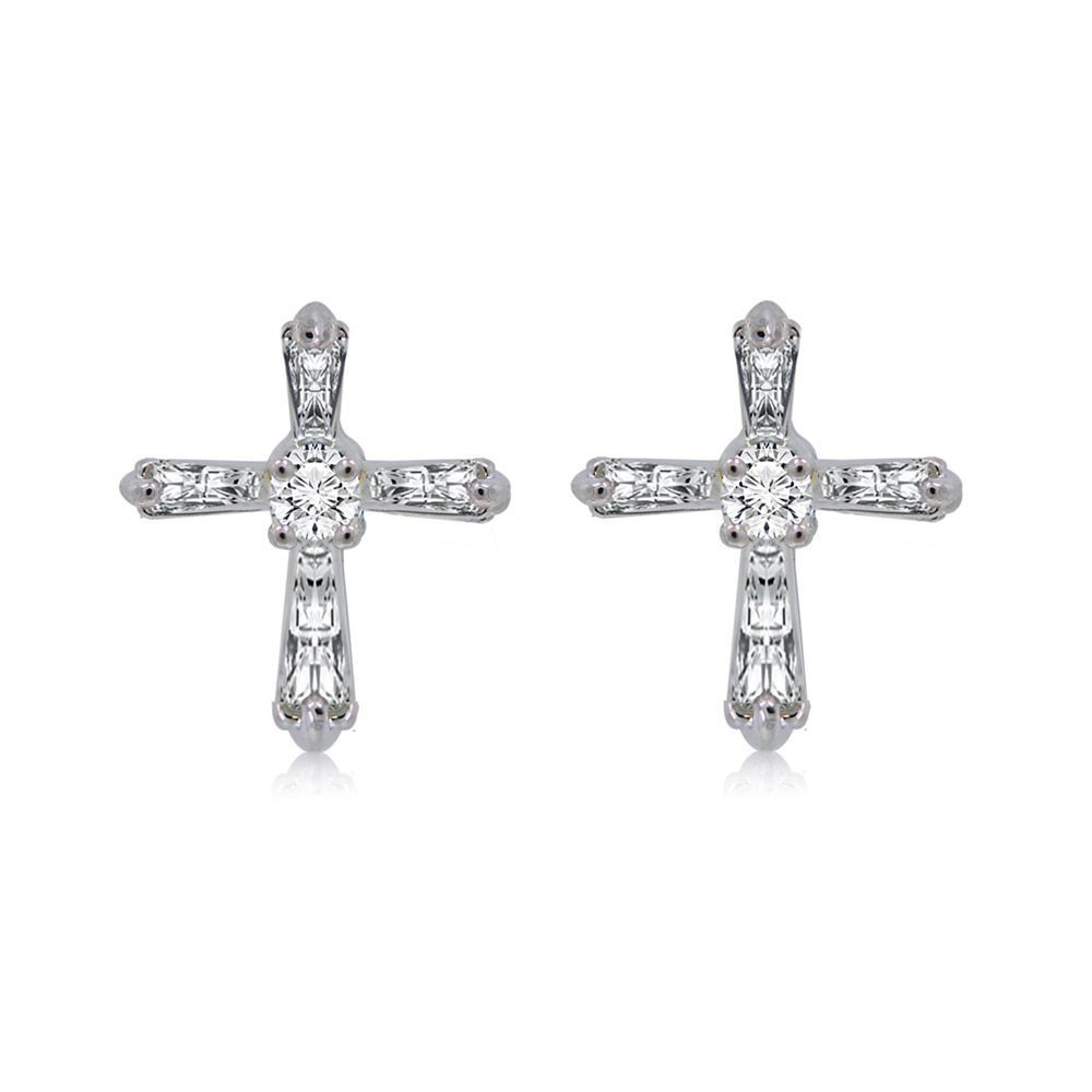 Primer plano de los pendientes de cruz del Vaticano, tachuelas de latón bañadas en rodio con circonio cúbico blanco brillante en un diseño de cruz.