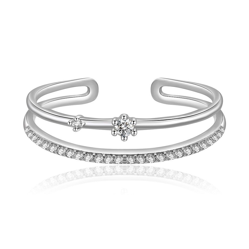 Ett delikat dubbel-lager silver cuff armband med glittrande kubiska zirkonia, som visar den eleganta stilen av den Enkla Underbara Stapelringen.
