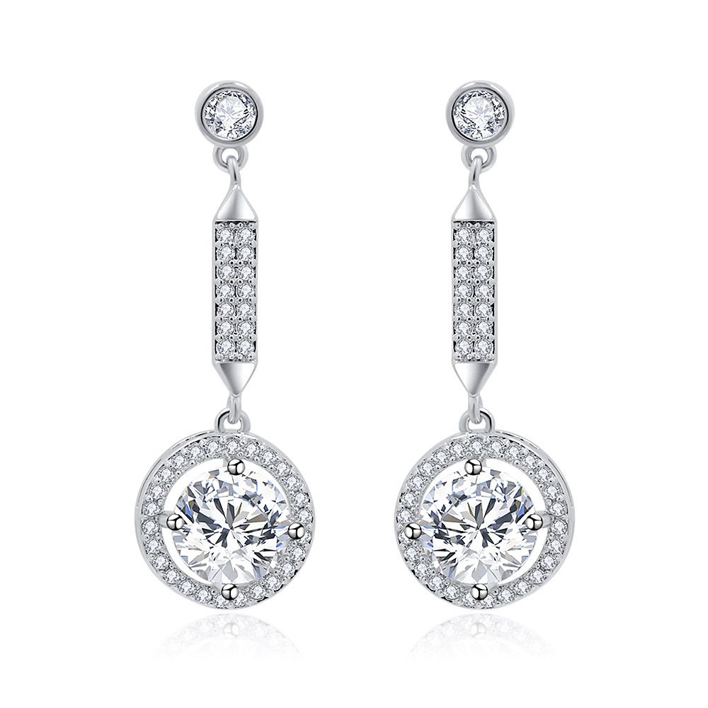 Un paio di orecchini Twilight Sparkling CZ Halo Round, che mostrano il loro design a pendente in argento con un grande pendente in zirconia cubica circolare.