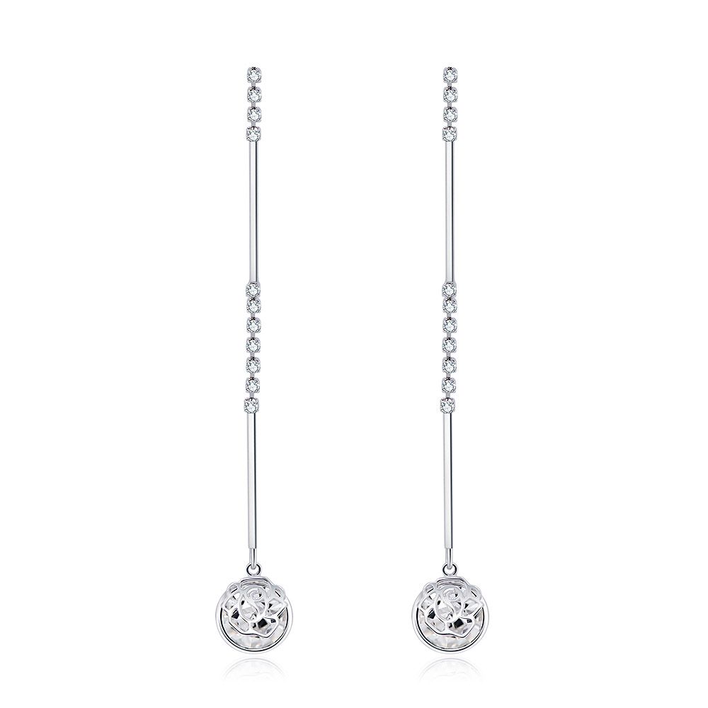 Un par de pendientes colgantes largos de rosa en forma de copa en latón chapado en rodio, con un diseño esbelto y acentos de circonita cúbica clara brillante y un colgante circular.