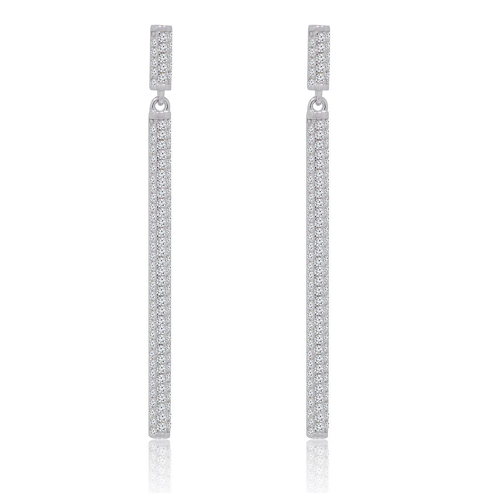 Une paire de boucles d'oreilles pendantes en barres argentées au design minimaliste, ornées de nombreuses petites pierres en zircon cubique, sur un fond blanc.