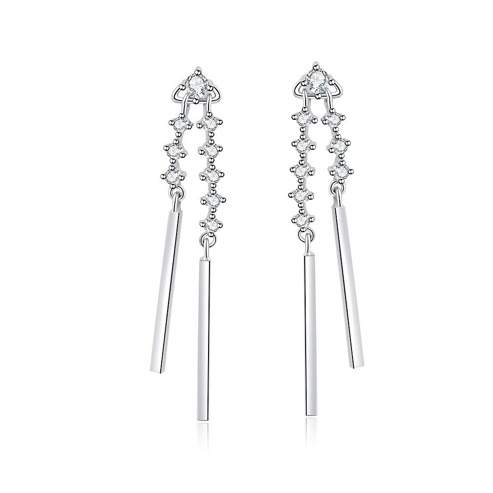 Un par de aretes de caída de doble varilla con piedras de circonita cúbica brillantes, fabricados en latón chapado en rodio.