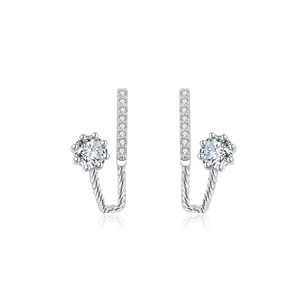 Un par de pendientes Fabulous Designer Chic hechos de latón chapado en rodio, con un diseño retorcido similar a una cuerda y piedras de zirconia cúbica blanca brillantes.