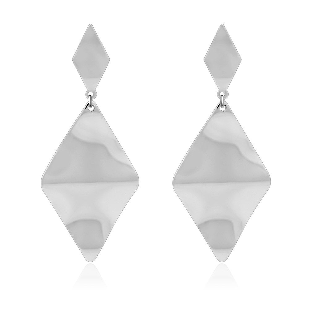 Une paire de boucles d'oreilles en rhodium poli géométrique mettant en valeur leur design unique en forme de diamant et leur finition brillante.