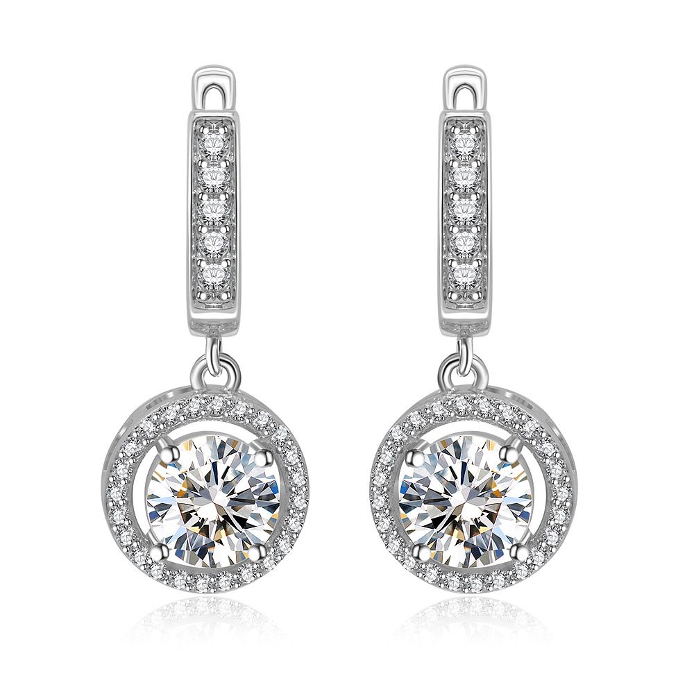 En närbild av de runda zirkoniaörhängena med pavé omgivning, som visar den stora centrala kubiska zirkoniasten omgiven av en halo av mindre glittrande stenar och den eleganta rhodiumbelagda finishen.