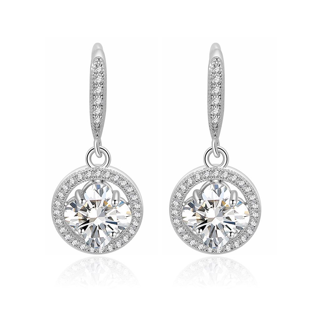 Une paire de boucles d'oreilles élégantes en zirconium rond avec pavé, en laiton plaqué rhodium de couleur argentée. Elles présentent une forme classique de goutte avec un zirconium cubique clair central dans un sertissage halo.