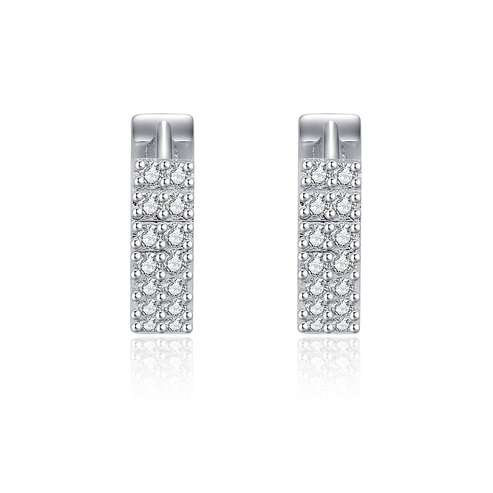 Un paio di orecchini a cerchio con cerniera in zirconia bianca realizzati in ottone placcato rodio, che mostrano le brillanti pietre in zirconia cubica incastonate a pavé su uno sfondo bianco.