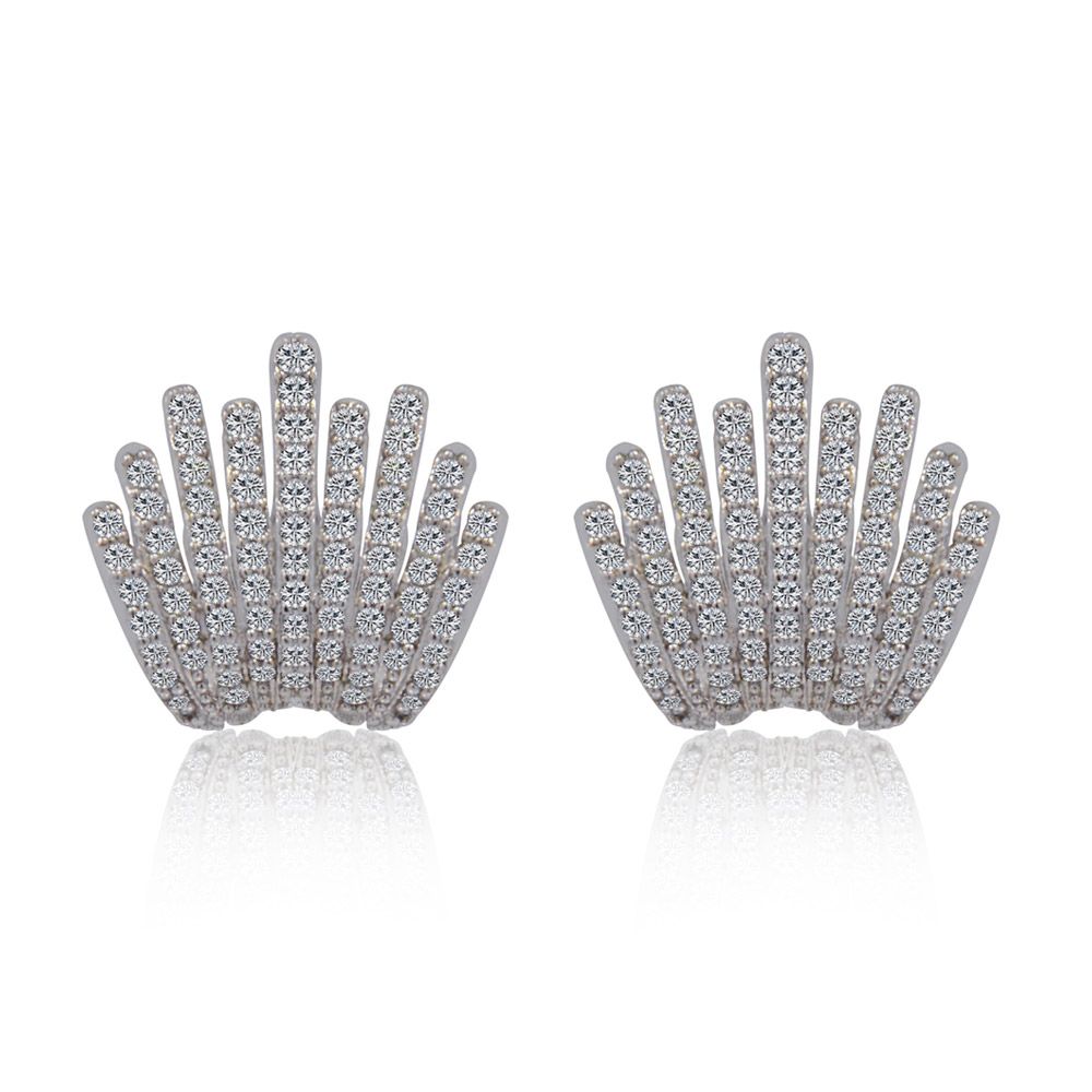 Un par de Studs Chic Shine con un diseño distintivo en forma de abanico en latón chapado en rodio, incrustados con piedras de circonita brillantes.