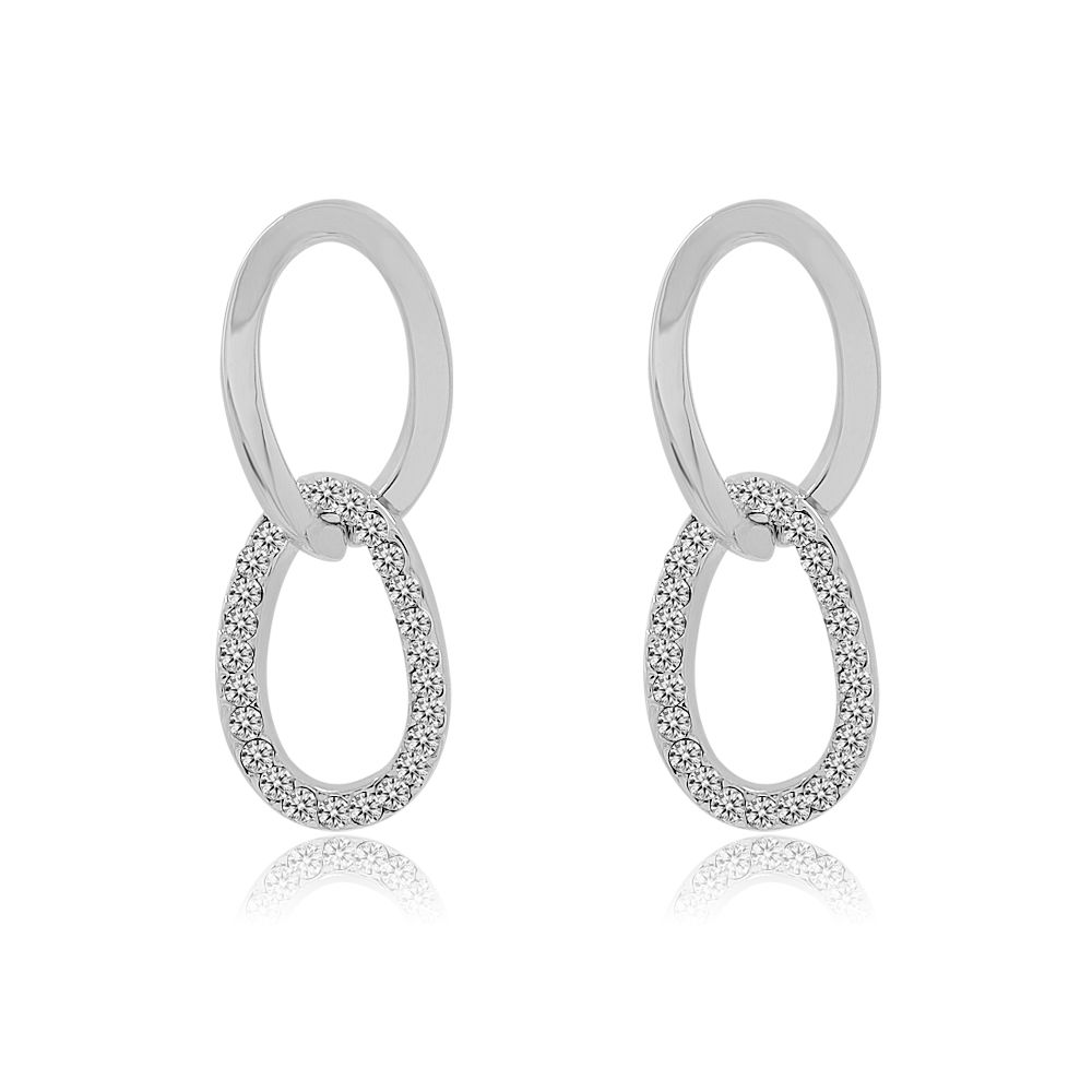 Un par de pendientes entrelazados circulares y ovalados con baño de rodio, que presentan un diseño de doble lazo con el lazo inferior engastado con circonio cúbico brillante.
