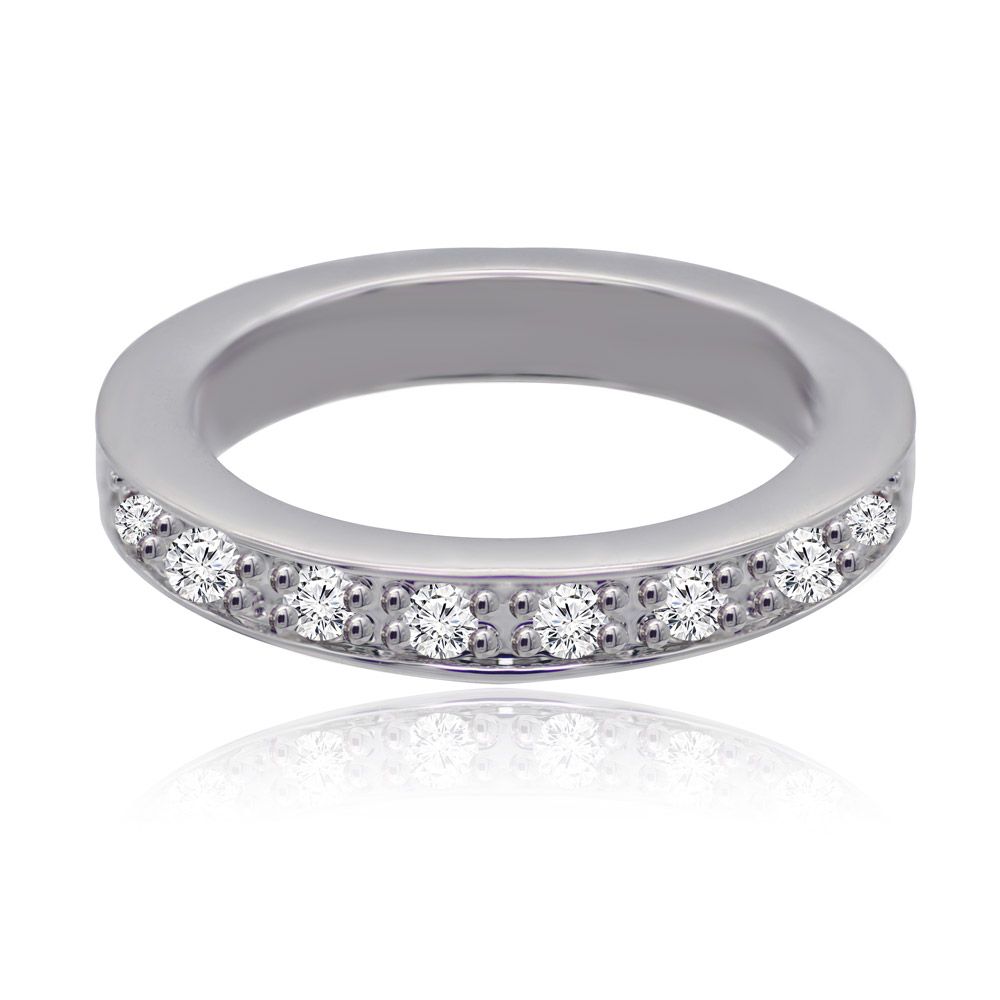 En närbild av Pave Set Cubic Zirconia damring, som visar den glänsande rhodiumbeläggningen och de glittrande stenarna på en mässingsring.